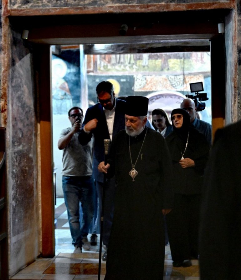 Predsednik se poklonio moštima Kneza Lazara na Vidovdan: Vučić sa narodom u manastiru Ravanica