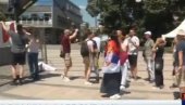АУ, ПРСЛИ КАО ОБЛАНДА: Камера Н1 забележила невероватних 13 блокадера на скупу у Краљеву (ВИДЕО)