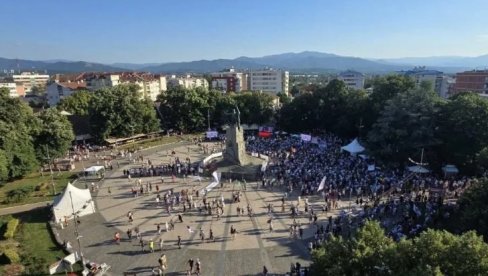 SNIMCI IZ DRONA - SVE SE VIDI NA VIDOVDAN! Trg prazan, pukao blokaderski skup u Kraljevu