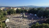СНИМЦИ ИЗ ДРОНА - СВЕ СЕ ВИДИ НА ВИДОВДАН! Трг празан, пукао блокадерски скуп у Краљеву