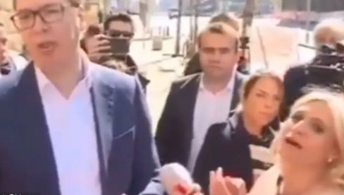 АПЛАУДИРАЛА ВУЧИЋУ, ПА ДРЖАЛА ГОВОР НА БЛОКАДЕРСКОМ СКУПУ! Истина је, све се види на Видовдан! (ВИДЕО)