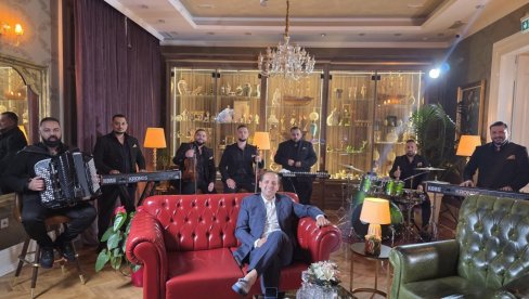 PEVA NA VAŠARU DOK MU JE ŽENA U PORODILIŠTU: Emir Habibović postaje otac po šesti put (FOTO)