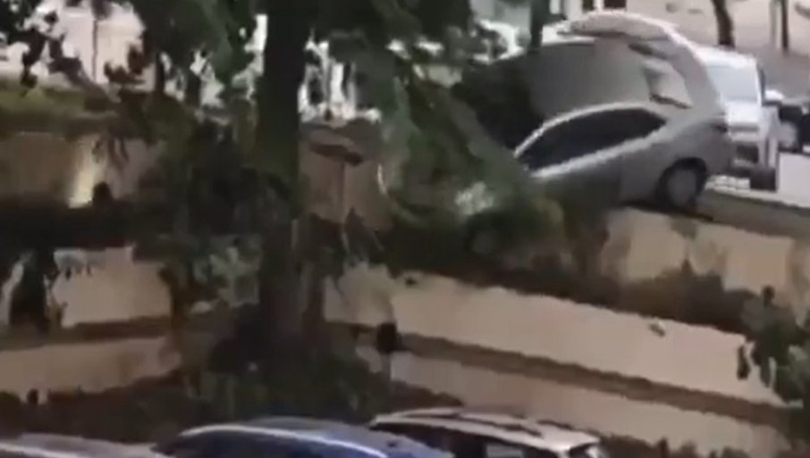 "SAVRŠENO PARKIRANjE": Snimak sa Iksa postao hit na mrežama (VIDEO)