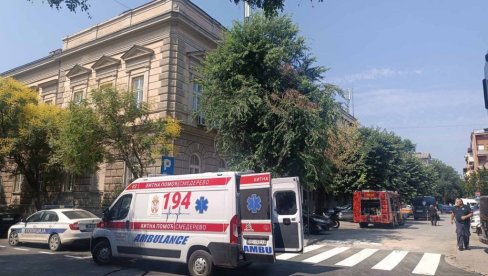 MUŠKARAC PRETI DA ĆE SKOČITI SA KROVA ZGRADE OKRUŽNOG ZATVORA U SMEDEREVU:  U toku pregovori s policijom (FOTO)