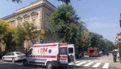 МУШКАРАЦ ПРЕТИ ДА ЋЕ СКОЧИТИ СА КРОВА ЗГРАДЕ ОКРУЖНОГ ЗАТВОРА У СМЕДЕРЕВУ:  У току преговори с полицијом (ФОТО)