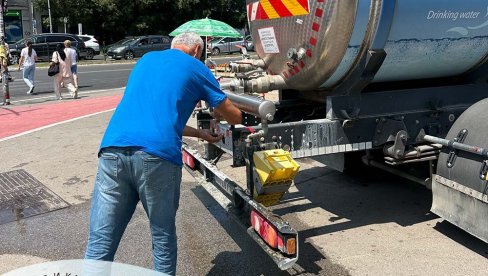 ЦИСТЕРНЕ СА ПИЈАЋОМ ВОДОМ НА 10 ЛОКАЦИЈА: Градска управа спроводи мере због врућине, Хитна бележи више позива