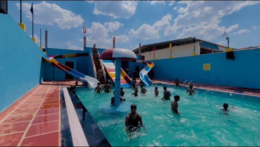 PRVO "ŠPREHENZI DOJČ", PA U BAZEN : Novo pravilo uprave kupališta na istoku Nemačke izazvalo buru najoštrijih kritika
