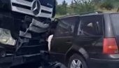 JEZIV SUDAR U MLADENOVCU: Kamion smrskao automobil, snimak ledi krv u žilama (VIDEO)