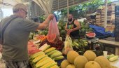 ŽEGA OTERALA I KUPCE: Zbog visokih temperatura na pijaci Zeleni venac manje prometno nego inače