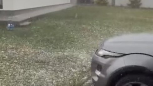 NEVREME PRAVI HAOS PO SRBIJI: Krupan grad za nekoliko minuta potpuno zabeleo čačanski kraj (VIDEO)