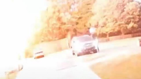 ŽENA PREŽIVELA UDAR GROMA Neverovatna priča: Prasak je bio toliko silovit da je razneo drvo (VIDEO)