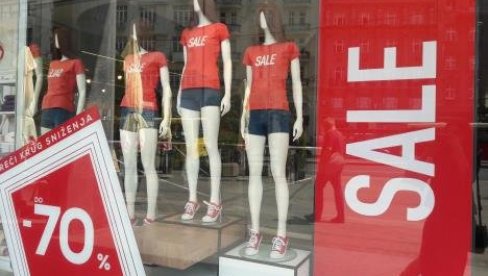 ПОЧЕЛИ СЕЗОНСКИ ПОПУСТИ: Снижења прште, а скупо