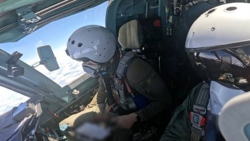СНИМАК ИЗ КАБИНЕ РУСКИХ ПИЛОТА: Посејали смрт из ваздуха, сравнили војни објекат са земљом па нестали у секунди (ВИДЕО)