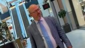 DIVI SE VUČIĆEVOM DELU! Đilasov funkcioner Samofalov uhvaćen kako se švrćka Galerijom i razgleda izloge