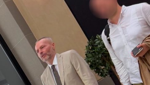 ALEKSANDAR OLENIK IZMISLIO AFERU ZVUČNI TOP: Evo ga u Galeriji koju je stvorio zli Vučić kako se švrćka i uživa
