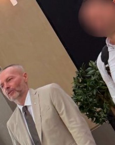 ALEKSANDAR OLENIK IZMISLIO AFERU ZVUČNI TOP: Evo ga u Galeriji koju je stvorio zli Vučić kako se švrćka i uživa