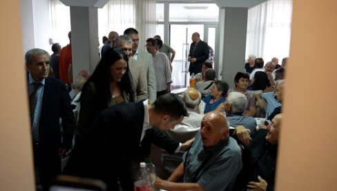 ЗАДУЖИЛИ ГРАД И КРАЈ: Трибина пензионера у Лозници