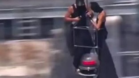ЗАЉУБЉЕНИ ПАР ПУШТЕНЕ НА СЛОБОДУ: Руси који су се пели на Емпајер стејт билдинг више нису у притвору