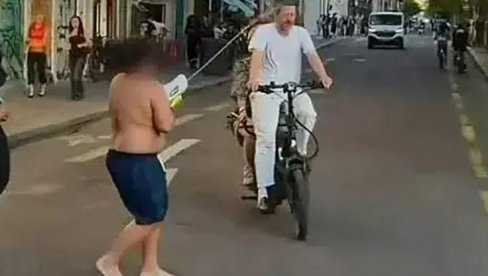 DEČAK (14) TERORIŠE PARIŽANE VODENIM PIŠTOLJEM: Uhapšen dva puta za nedelju dana (VIDEO)