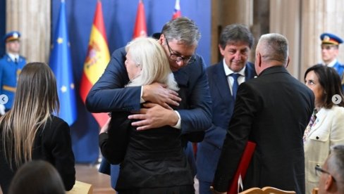 EMOTIVNA PORUKA VUČIĆA IZ PREDSEDNIŠTVA: Žrtve naših heroja obavezuju državu da čuvamo uspomenu na njih