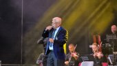 ОБРАДОВАО 45 АНЂЕЛИЈА: Миланче Радосављевић организовао наградну игру пред концерт на Ташу (ФОТО)