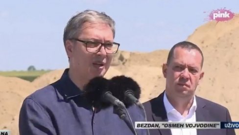ВУЧИЋ БЛОКАДЕРИМА: Долазите у ту Галерију чешће него ја, драго ми је што признајете моје дело и мој рад