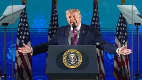 „КОМУНИСТИЧКА ПРЕТЊА СЕ ВРАЋА“ Трамп диже узбуну: Амерички идентитет на удару, можете бити комуниста или патриота!