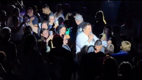 ОПШТЕ НАРОДНО ВЕСЕЉЕ: Нишлије су приредиле Драгану Којићу Кеби нешто што се ретко виђа (ФОТО)