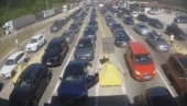 СРБИ СКРАТИЛИ ЧЕКАЊЕ У КИЛОМЕТАРСКОЈ КОЛОНИ: Због једног потеза постали хит на друштвеним мрежама (ВИДЕО)