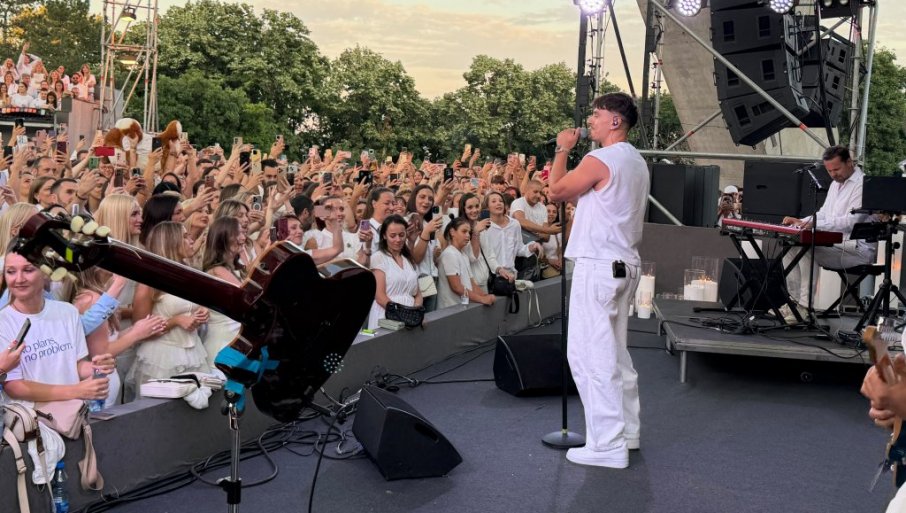 "ZALUDEO" DEVOJKE NA AVALI: Pevač sav u belom zablistao i priznao da ima tremu (FOTO)