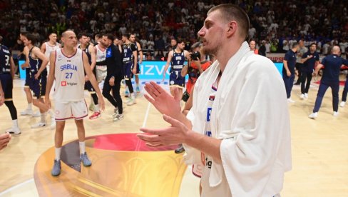 NEOČEKIVANI UPAD U ARENI! Nikola Jokić ostao zatečen kada je video ko mu prilazi s leđa  (VIDEO)