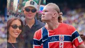 SVI GLEDAJU U HALANDA, A ON U NJU: Ko je lepotica koja ga bodri sa tribina? Spojio ih fudbal, a danas kriju najveću sreću (FOTO)
