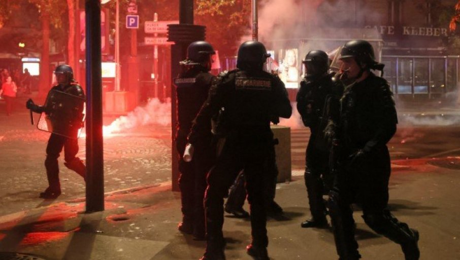 "DOZVOLA ZA UBIJANjE" ILI ZAŠTITA POLICIJE? Usvojeni zakon o upotrebi oružja podelio Francusku