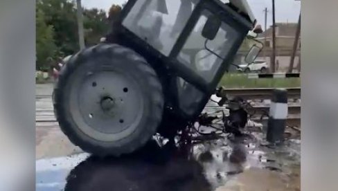 (UZNEMIRUJUĆI VIDEO) Voz razneo traktor