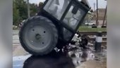(UZNEMIRUJUĆI VIDEO) Voz razneo traktor