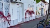 DEMOLIRANE PROSTORIJE SNS U DOBANOVCIMA: Treći vandalski napad u poslednjih mesec dana - kamere sve zabeležile (VIDEO)