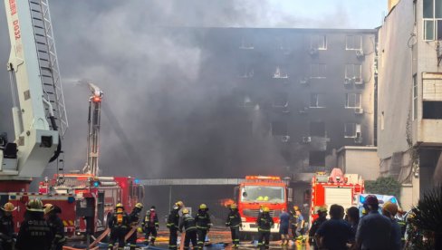 OGROMAN POŽAR U FABRICI OBUĆE: Dramatični prizori u Kini (VIDEO)