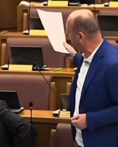 PUKLA BRUKA: Milan Knežević pokazao kompromitujuću Spajićevu fotografiju u parlamentu (VIDEO)