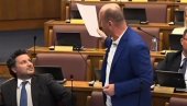 PUKLA BRUKA: Milan Knežević pokazao kompromitujući Spajićevu fotografiju u parlamentu (VIDEO)