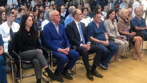 МАЦУТ ПОСЕТИО ДЕДИЊЕ: Премијер разговарао са младим лекарима и обишао Институт за кардиоваскуларне болести (ФОТО)