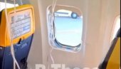 ПОЈАВИО СЕ СНИМАК ДРАМЕ У АВИОНУ: Путници спасавали Србина након пуцања прозора (ВИДЕО)