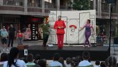 DEČJA PREDSTAVA RAZGALILA MALIŠANE: U Svilajncu kulturno-zabavno leto na trgu (FOTO)