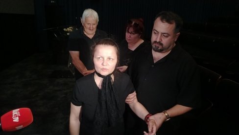 SVE VREME PRIČA SA SUPRUGOVOM FOTOGRAFIJOM: Mala Cana slomljena na komemoraciji Andrije Bajića (FOTO)