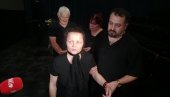 СВЕ ВРЕМЕ ПРИЧА СА СУПРУГОВОМ ФОТОГРАФИЈОМ: Мала Цана сломљена на комеморацији Андрије Бајића (ФОТО)