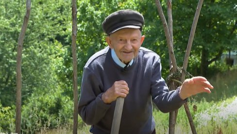 ДЕДА МИЛОШ ОТКРИВА КОЈА ЈЕ ТАЈНА ДУГОВЕЧНОСТИ: Храбро гази га стотој години, са осмехом и штапом преко ливаде до врта (ВИДЕО)
