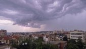 ХЛАДНИ ФРОНТ НАМ ДОНОСИ ПЉУСКОВЕ СА ГРМЉАВИНОМ: Србију чека промена времена, овај дан је кључан