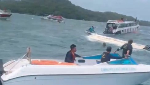 TRAGEDIJA NA RAJSKOM OSTRVU: Prevrnuo se turistički brod, najmanje 15 mrtvih, putnici ostali zarobljeni u plovilu (FOTO/VIDEO)
