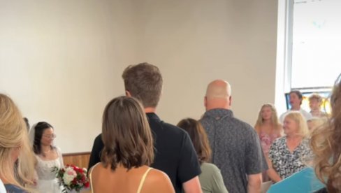 Pozdravio se sa porodicom, veselio se na svadbi - pa shvatio da je na pogrešnom venčanju (VIDEO)