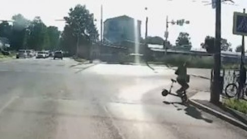 (UZNEMIRUJUĆI VIDEO) Vozač električnog trotineta poginuo nakon udara u ivičnjak