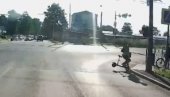 (UZNEMIRUJUĆI VIDEO) Vozač električnog trotineta poginuo nakon udara u ivičnjak